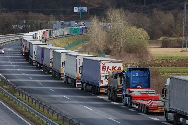 Na mejnih prehodih s Hrvaško daljši zastoji, Vrtovec obljubil rešitve