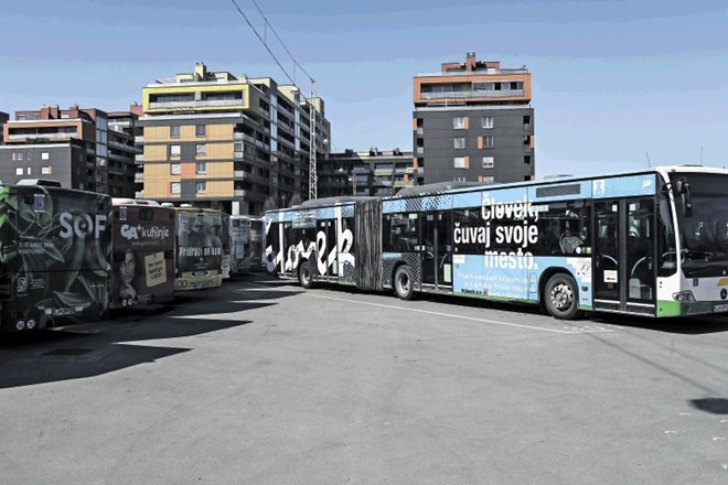 Medtem ko so mestni avtobusi parkirani v garaži v Šiški, se vozniki množično prijavljajo kot prostovoljci za razvažanje...