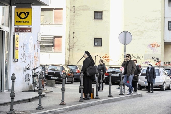 Po mnenju psihologov pri premagovanju strahu in tesnobe, ki jo povzroča epidemija koronavirusa, zelo  pomaga altruizem. Ko...