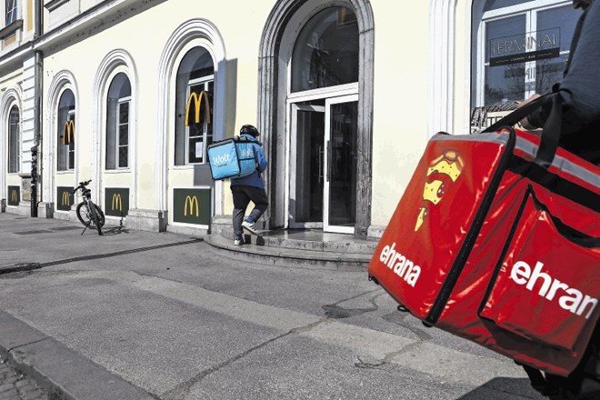 Vsa dostava hrane se zgodi tako, da je stik med ljudmi kar najmanjši.