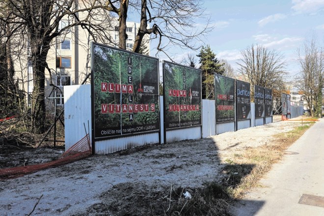 Na zemljišču ob Tržaški cesti, kjer so porušili dotrajana poslopja, je zdaj zrasla ograja oglasnih panojev.