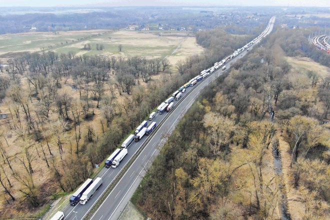 Kolone pred nemško-poljsko mejo so se vztrajno daljšale vse od minule nedelje, ko je Poljska vnovič uvedla nadzor na...