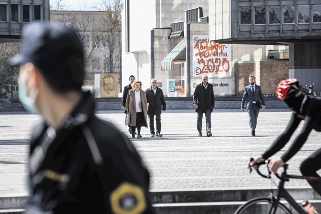 Janša si želi, da bi imela izvršilna oblast pri sprejemanju zakonov  čim bolj odvezane roke. Nekateri se bojijo, da se bodo...