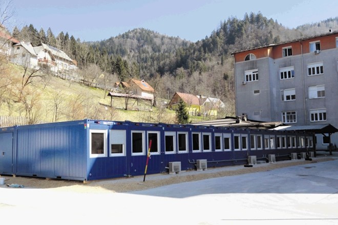 Namesto  šotorov, v katerih je pred leti delovala urgenca, so za tokratno sanacijo jeseniške bolnišnice postavili zabojnike,...