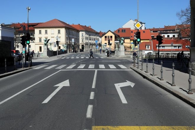 Promet na cestah je v zadnjih dneh zaradi epidemije in v nekaterih delih države deloma zaradi zimskih razmer manj gost.