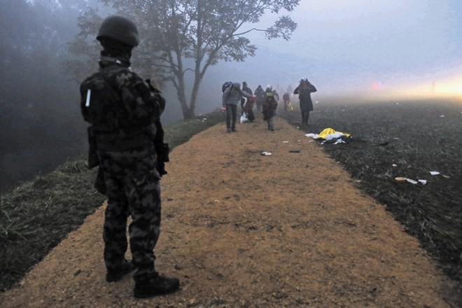 V Levici aktiviranju vojske na južni meji ostro nasprotujejo, v SD in LMŠ se še odločajo. Na fotografiji: vojaki  na mejnem...