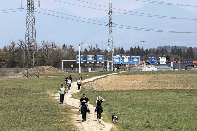 Čeprav so pred dnevi slovenske oblasti še hvalile odziv prebivalcev, da spoštujejo navodila o izolaciji po domovih, se je...