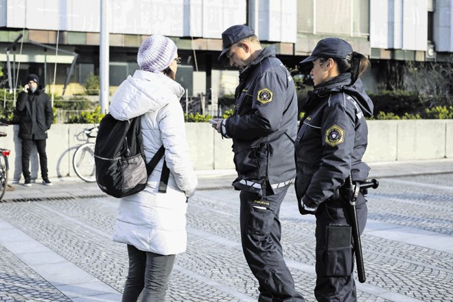 Policisti med epidemijo za zdaj nadzorujejo predvsem kršitve gibanja in zadrževanje na javnih mestih, podatke o kršiteljih pa...