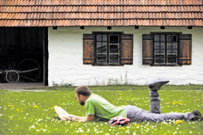 Turistične agencije denarja za odpovedane aranžmaje kljub jasnim zakonskim določilom ne želijo  vrniti. Opeharjenim turistom...