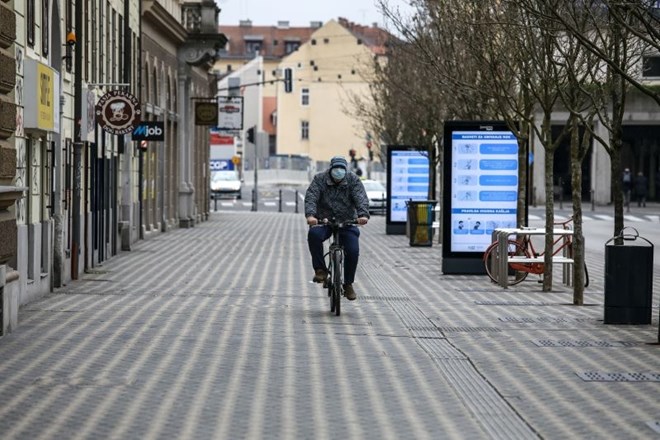 Precej negotovosti je te dni glede uporabe zaščitnih mask. Nekaj pa je gotovo: nepravilna uporaba maske nič ne pomaga pri...