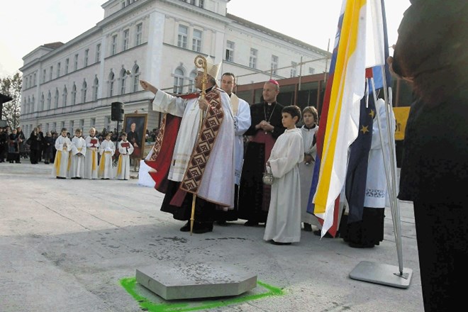 Usoda zasebnih šol (na fotografiji blagoslov zasebne katoliške šole Alojzija Šuštarja) je v rokah ustavnih sodnikov. Politika...