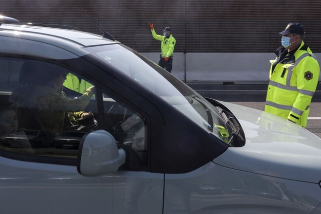 Tiste, ki zaradi malomarnosti ali ignorance kršijo določila odloka o nalezljivih boleznih, pa policisti napotijo na naslov...