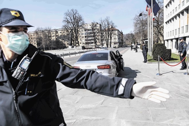 Koalicija bi omejila možnost razpisovanja referendumov v času epidemije. Na fotografiji: poostrena varnost  pri vstopanju v...