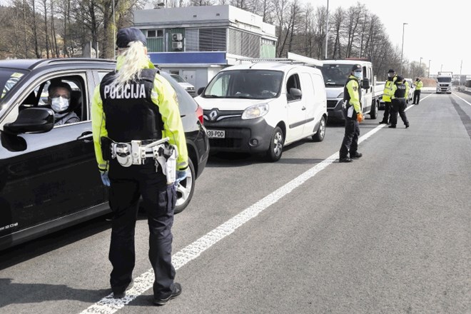 Policisti pri nadzoru  ugotavljajo, da ljudje večinoma spoštujejo omejitve in da med občinami potujejo le tisti, ki sodijo...