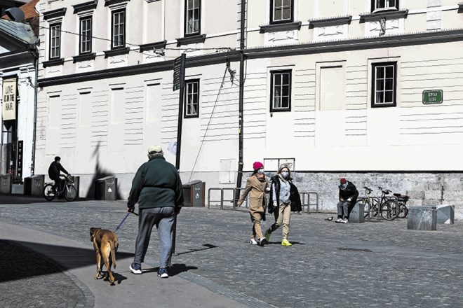 Ministrstvo za zdravje želi, da bi si okuženi na telefon namestili aplikacijo, ki  bi določala dopusten radij gibanja.