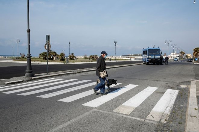 V Italiji zaradi epidemije novega koronavirusa rabiš utemeljen razlog, da zapustiš svoj dom. Med drugim greš lahko v trgovino...