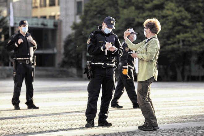 Policisti nadzorujejo kršitve omejitev gibanja in zbiranja, okuženih  pa zaradi napake vlade še nekaj časa ne bodo mogli...