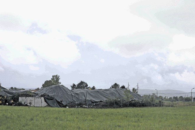 Potem ko so povzdignili glas prebivalci Zaloga in okoljevarstveniki, je podjetje ML surovine pokrilo  pepel in žlindro.