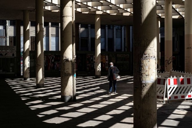 Nezmožnost razumevanja situacije v kombinaciji z občutkom ogroženosti povzroča naraščajočo tesnobo, ki jo teorije zarot lahko...