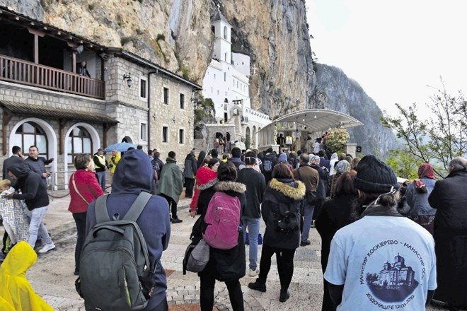 Tudi pred znamenitim črnogorskim samostanom Ostrog se je ob svetnikovem dnevu v torek le malo vernikov držalo navodil o...