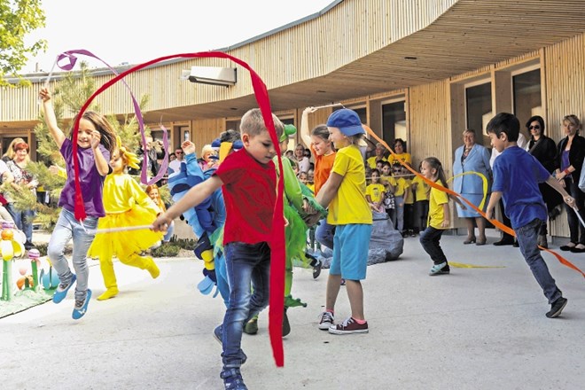 V vrtcih in šolah v ponedeljek, ko se ti odprejo, nič več ne bo, kot je bilo. Združevanje skupin otrok bo dovoljeno le, če...