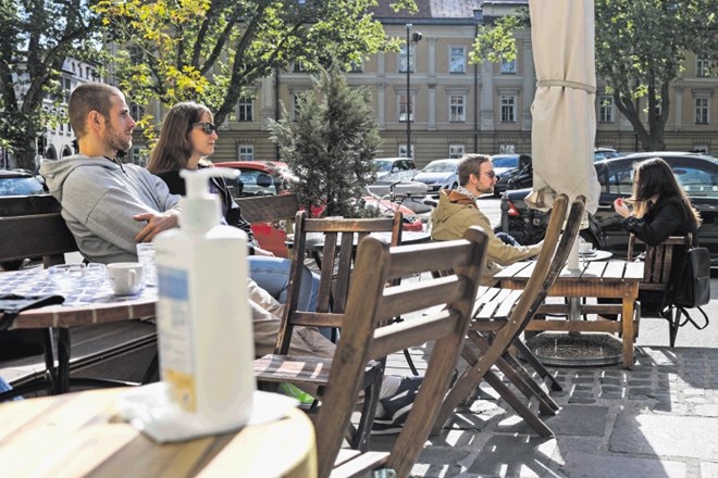 Vlada je razglasila konec epidemije, a ukrepi proti epidemiji ostajajo v veljavi. Lahko gremo na kavo, a roke si je treba še...