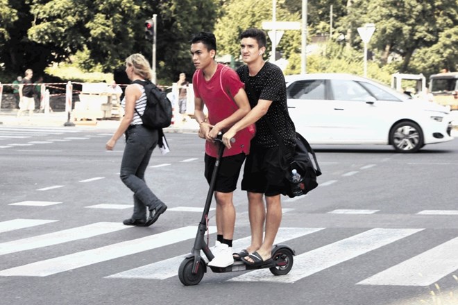 Na infrastrukturnem ministrstvu se še vedno ne ukvarjajo z zakonodajo glede električnih skirojev.