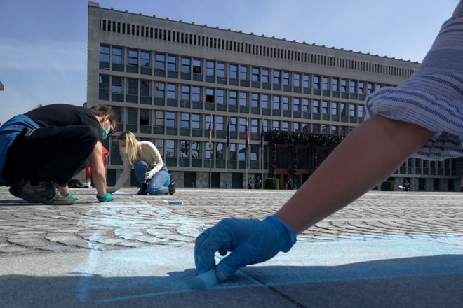 Protestniki so v maju vzdolž celotnega Trga republike pred parlamentom pripravili barvit napis »Naša last!«.