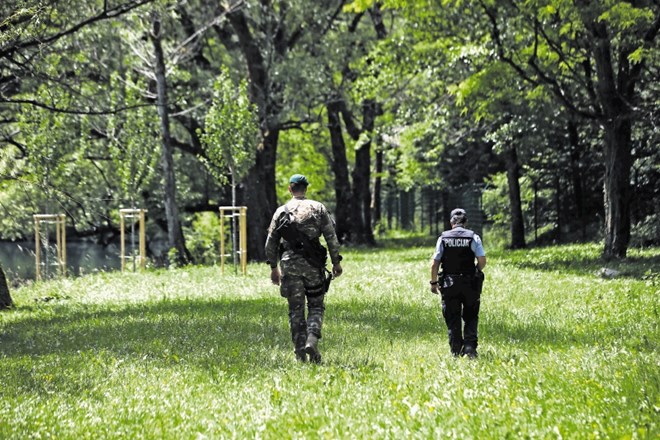 Kdo naj bi  bila oborožena uniformiranca, ki sta  v  bližini meje z Italijo prestrašila nič hudega sluteča sprehajalca, še...