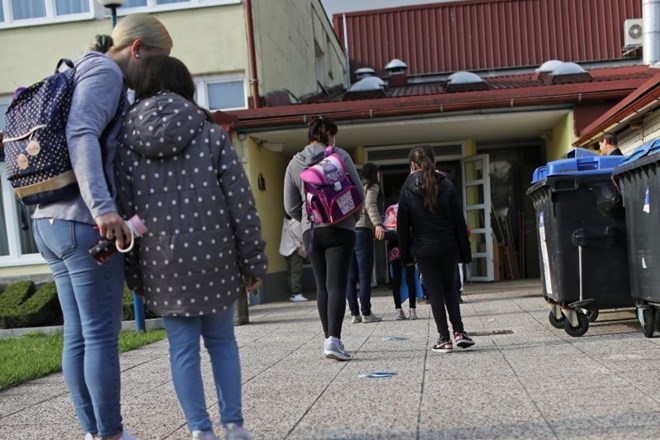 Starši opozarjajo na nejasnosti pri napotkih, kdaj mora otrok ostati doma in kdaj se lahko vrne med vrstnike.