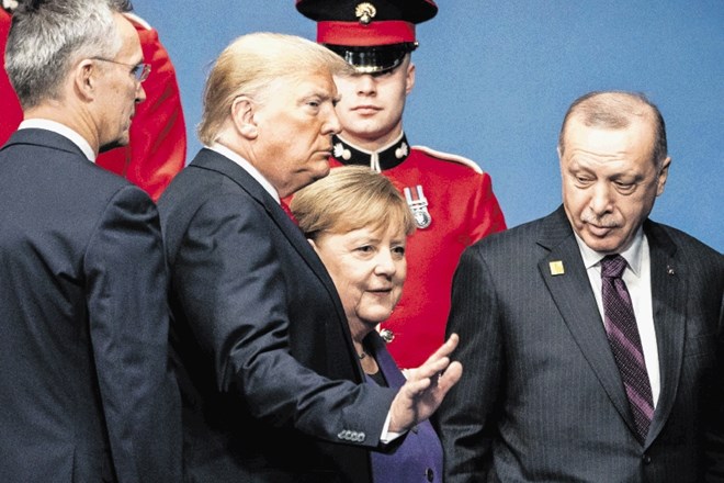 Trump z Merklovo nesramno, do Erdogana ustrežljiv. Na fotografiji je trojica na srečanju voditeljev Nata v britanskem...