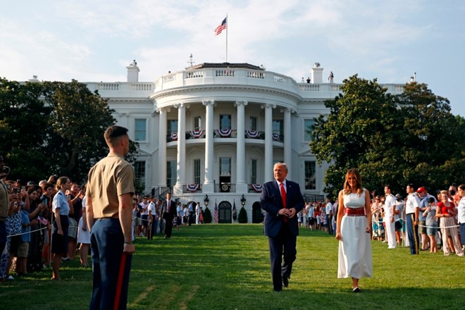 Predsedniku je pri govoru družbo delala žena Melania.