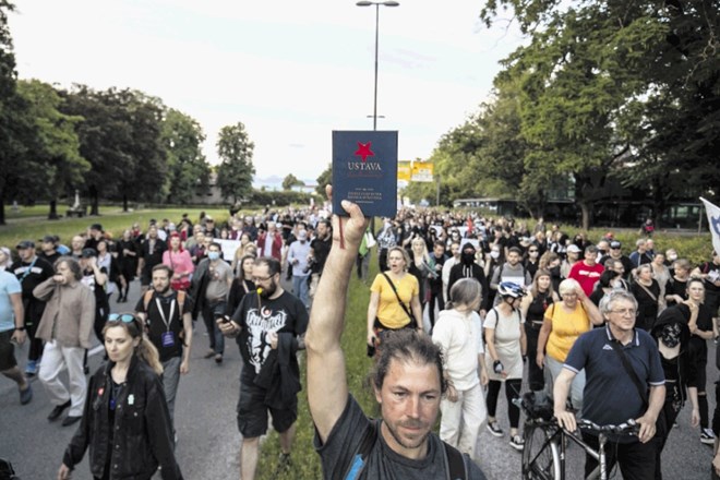 Opozicija se strinja s petkovimi protestniki, ki opozarjajo na vladno kršenje človekovih pravic.