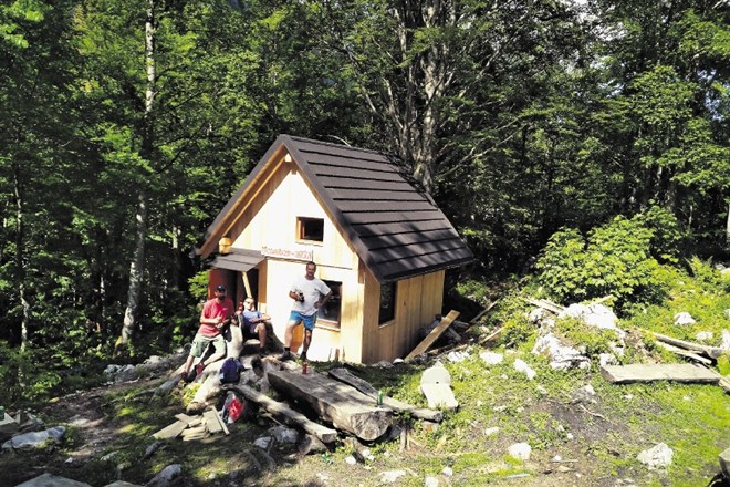 Lesena hišica na Okrešlju, ki so jo postavili pred dnevi, bo služila kot začasno bivališče za oskrbnika in gradbene delavce.