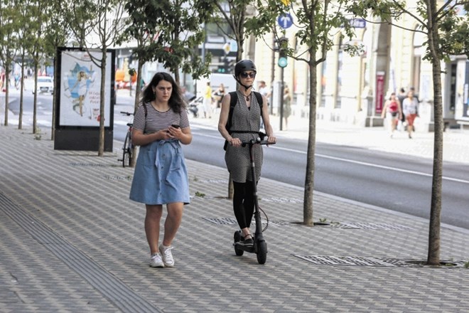 Vožnja z električnimi skiroji po pločnikih in območjih za pešce bo po predlogu ministrstva za infrastrukturo prepovedana.