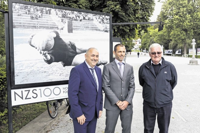 Razstavo fotografij ob stoletnici nogometne zveze so si ogledali tudi zdajšnji predsednik NZS Radenko Mijatović (levo) ter...