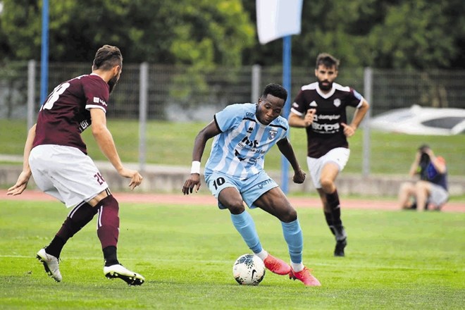 Napadalec Bede Osuji (v sredini) je bil tisti, na katerega je največ stavila Gorica in ki je tudi dosegel vodilni gol na...