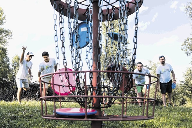 Ljubljansko igrišče za disk golf ima šest prog oziroma košev, prostrani teren pa je primeren tudi za začetnike.