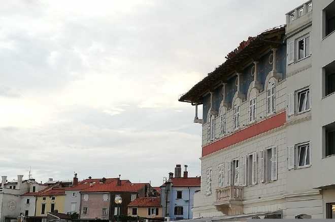 Močan veter je odkril streho hotela Piran. Domačini se tam na najhujše še pripravljajo.