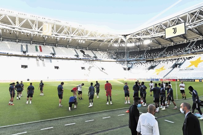 Nogometaši Lyona so včeraj preizkusili zelenico stadiona v Torinu, na kateri bodo nocoj branili prednost 1:0 s prve tekme...