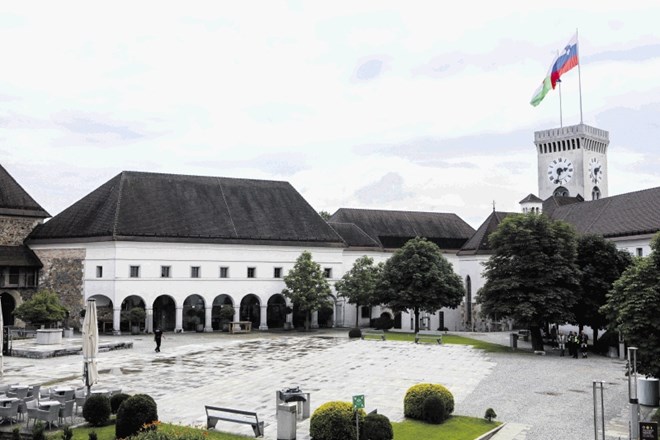 Slovenska in občinska zastava sta izobešeni tudi na razglednem stolpu ljubljanskega gradu.