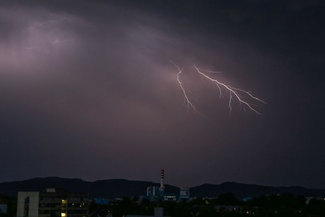 Neurje povzročilo tudi škodo, toča pustošila v Prekmurju