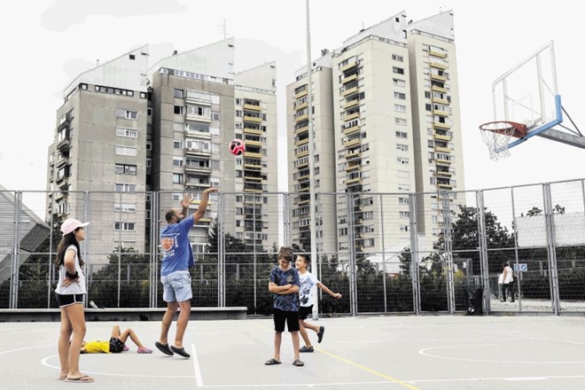 Manjši del športnih površin okoli dvorane in stadiona je že v uporabi. Občina bo letos pod nogometnim stadionom uredila tudi...