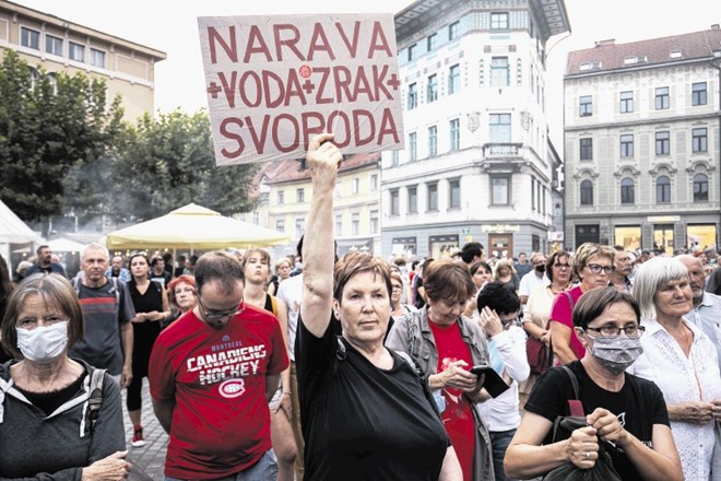 Protestniki so prepričani, da minister za okolje Andrej Vizjak vztrajno ruši vse okoljske standarde. Zato so zahtevali novega...