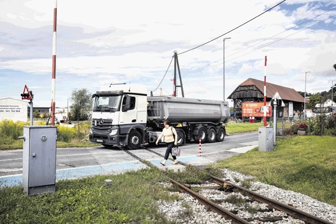 Zaradi bližine železniške postaje in razmeroma dolgo spuščenih zapornic ob prehodu vlaka na Škofljici predvsem ob konicah...