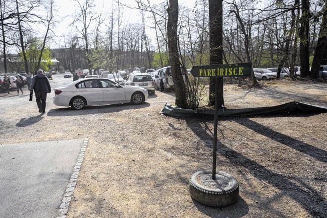 Ljubljanska občina na zemljiščih ob Večni poti pri živalskem vrtu načrtuje večjo garažno hišo.