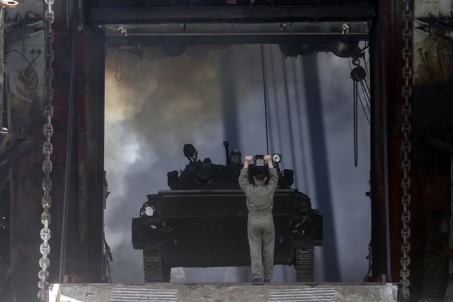 Iran začel vojaške vaje v bližin Hormuške ožine