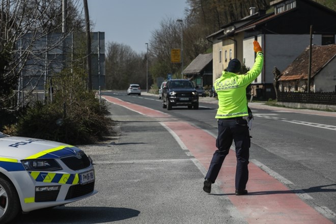 Ustavno sodišče: Omejitev gibanja na občine je bila skladna z ustavo