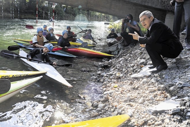 Thomas Bach se je  ob prihodu v Tacen najprej ustavil ob kanalu z mirno vodo, kjer so trenirali najmlajši kajakaši in...