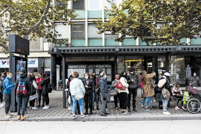 Nenadna in slabo argumentirana uveljavitev nošenja mask na prostem je včeraj učinkovala kaotično. Četudi so ljudje večinoma...